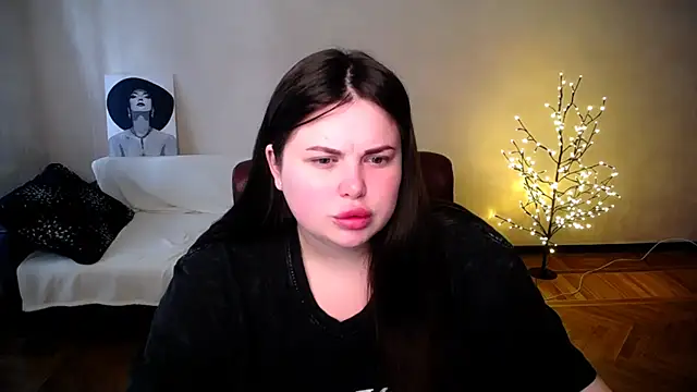 Snapshot of Emily_Mo chatting on June 20, 2026, 6:18 am Emily Mo online show from June 20, 2026, 6:18 am