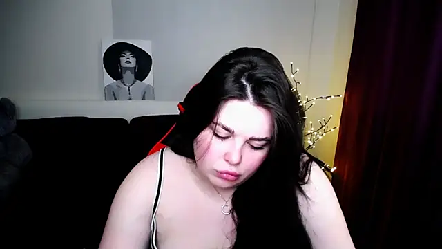 Emily Mo online show from February 5, 2025, 9:36 am