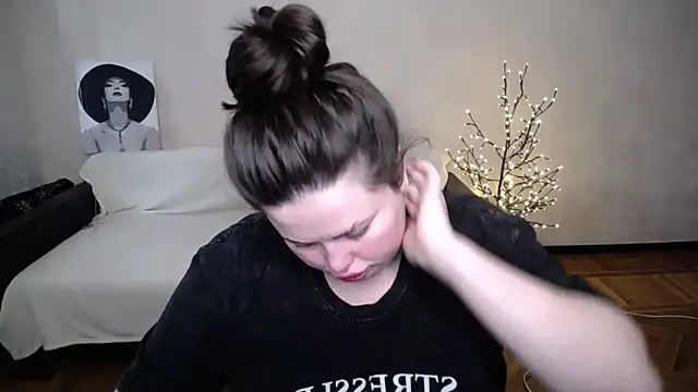 Snapshot of Emily_Mo chatting on May 20, 2026, 7:49 am Emily Mo online show from May 20, 2026, 7:49 am