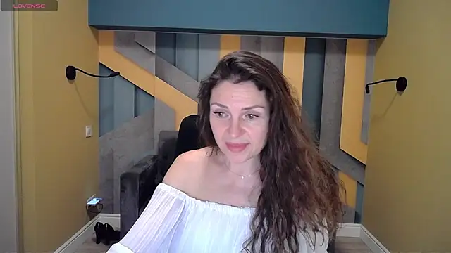 Snapshot of EllaLong chatting on December 31, 2024, 3:53 pm EllaLong online show from December 31, 2024, 3:53 pm