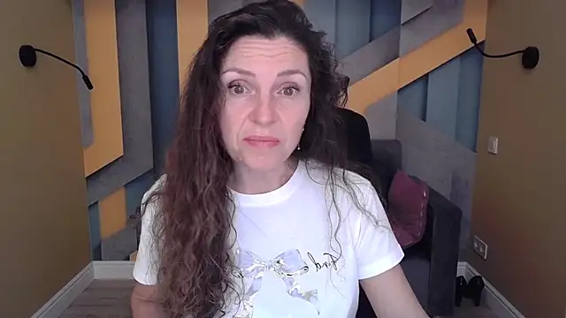 Snapshot of EllaLong chatting on October 11, 2025, 11:33 am EllaLong online show from October 11, 2025, 11:33 am