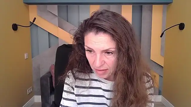 Snapshot of EllaLong chatting on October 26, 2025, 12:38 pm EllaLong online show from October 26, 2025, 12:38 pm