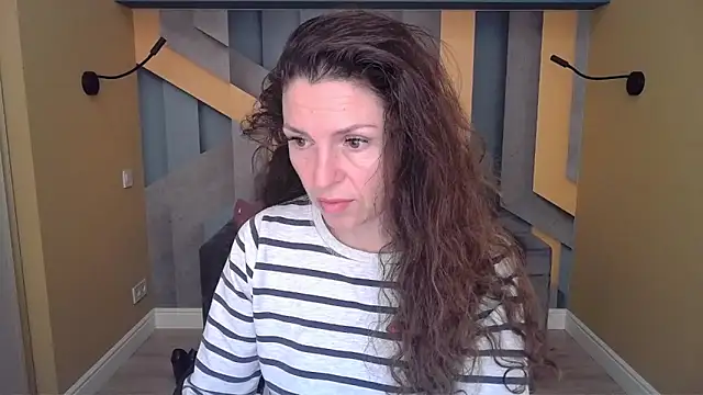 Snapshot of EllaLong chatting on December 3, 2025, 12:26 pm EllaLong online show from December 3, 2025, 12:26 pm