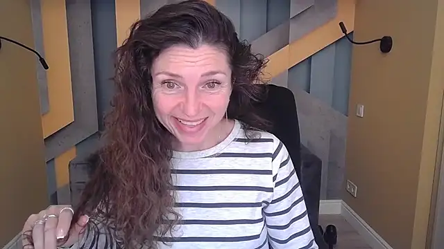 Snapshot of EllaLong chatting on November 2, 2025, 12:32 pm EllaLong online show from November 2, 2025, 12:32 pm