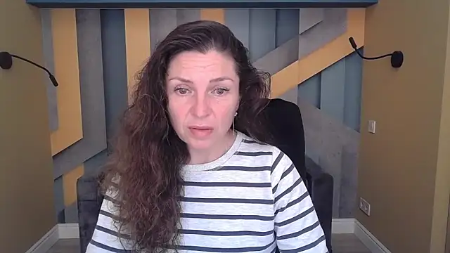 Snapshot of EllaLong chatting on November 5, 2025, 12:30 pm EllaLong online show from November 5, 2025, 12:30 pm