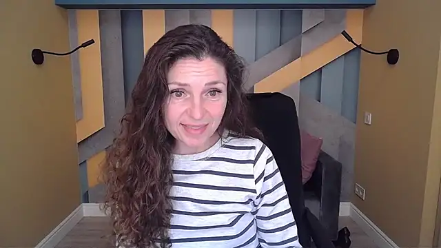 Snapshot of EllaLong chatting on November 18, 2025, 1:03 pm EllaLong online show from November 18, 2025, 1:03 pm