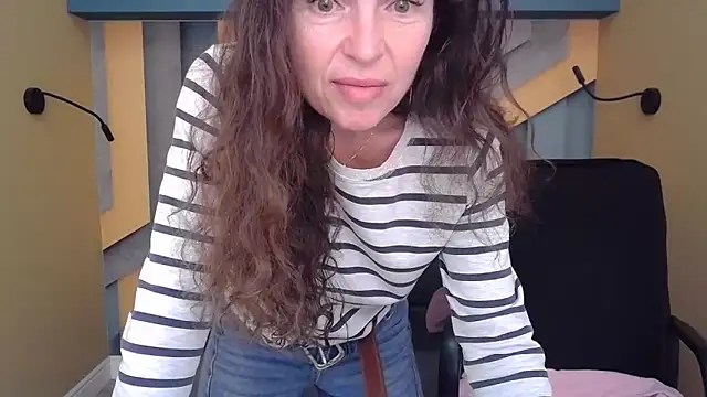 Snapshot of EllaLong chatting on October 31, 2025, 12:35 pm EllaLong online show from October 31, 2025, 12:35 pm