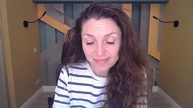 Snapshot of EllaLong chatting on December 2, 2025, 12:29 pm EllaLong online show from December 2, 2025, 12:29 pm