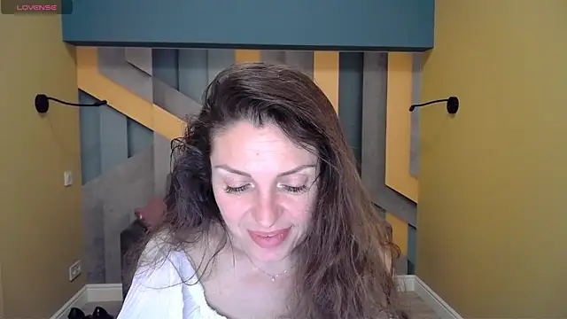 Snapshot of EllaLong chatting on January 11, 2025, 3:31 pm EllaLong online show from January 11, 2025, 3:31 pm