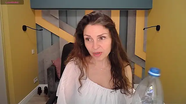 Snapshot of EllaLong chatting on January 18, 2025, 3:27 pm EllaLong online show from January 18, 2025, 3:27 pm
