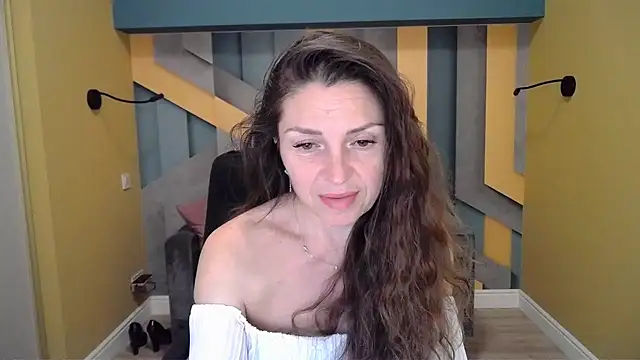 Snapshot of EllaLong chatting on January 5, 2025, 12:31 pm EllaLong online show from January 5, 2025, 12:31 pm