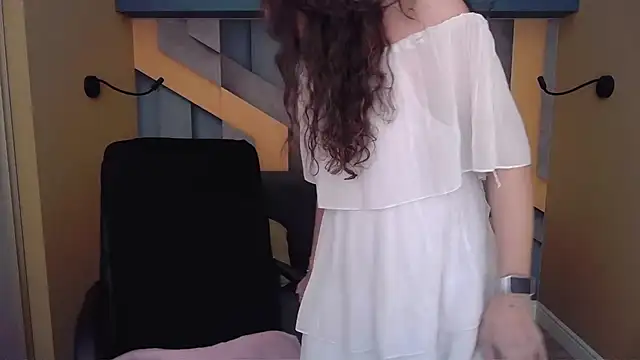 Snapshot of EllaLong chatting on March 3, 2026, 12:23 pm EllaLong online show from March 3, 2026, 12:23 pm