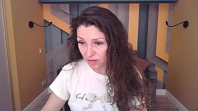 Snapshot of EllaLong chatting on February 10, 2026, 12:37 pm EllaLong online show from February 10, 2026, 12:37 pm