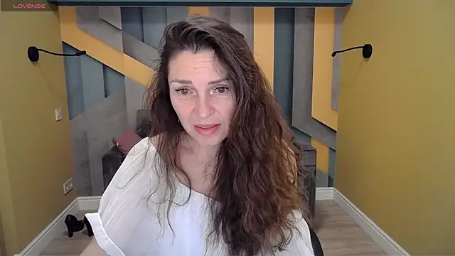 Snapshot of EllaLong chatting on January 12, 2025, 12:33 pm EllaLong online show from January 12, 2025, 12:33 pm