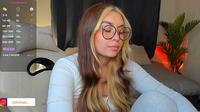 Snapshot of dakottaa_ chatting on May 15, 2026, 11:25 pm dakottaa online show from May 15, 2026, 11:25 pm