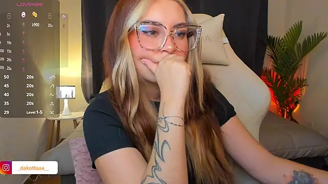 Snapshot of dakottaa_ chatting on April 24, 2026, 12:12 am dakottaa online show from April 24, 2026, 12:12 am