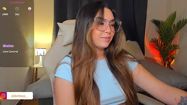 Snapshot of dakottaa_ chatting on April 4, 2026, 11:33 pm dakottaa online show from April 4, 2026, 11:33 pm