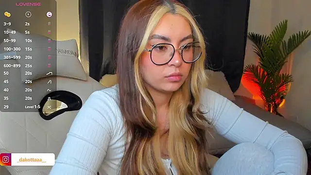 Snapshot of dakottaa_ chatting on May 15, 2026, 10:52 pm dakottaa online show from May 15, 2026, 10:52 pm