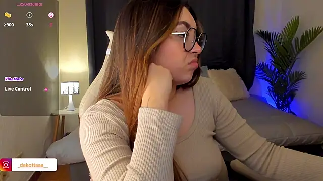 Snapshot of dakottaa_ chatting on October 21, 2025, 11:37 pm dakottaa online show from October 21, 2025, 11:37 pm