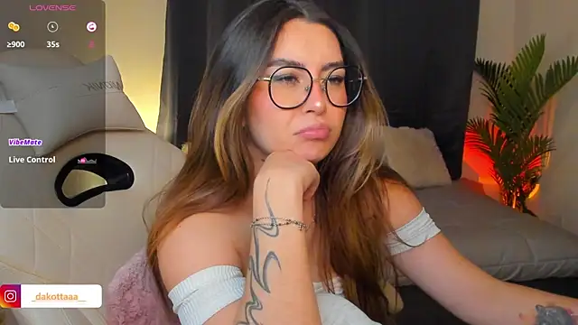 Snapshot of dakottaa_ chatting on April 6, 2026, 11:39 pm dakottaa online show from April 6, 2026, 11:39 pm