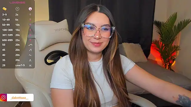 Snapshot of dakottaa_ chatting on April 9, 2026, 11:33 pm dakottaa online show from April 9, 2026, 11:33 pm