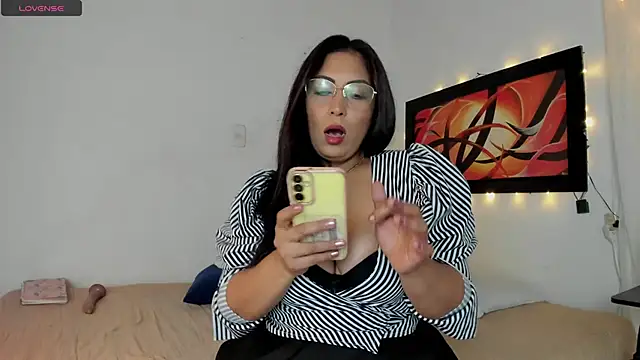 Lauralove 69 online show from April 25, 2026, 9:01 pm