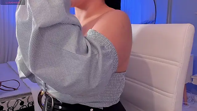 scarlet miller1 online show from November 3, 2025, 1:04 pm