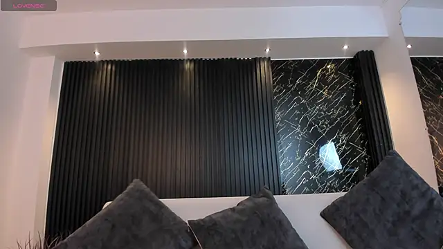 charlottewhitte online show from March 12, 2025, 11:32 am