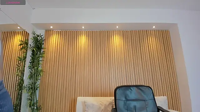 charlottewhitte online show from October 24, 2025, 11:42 am