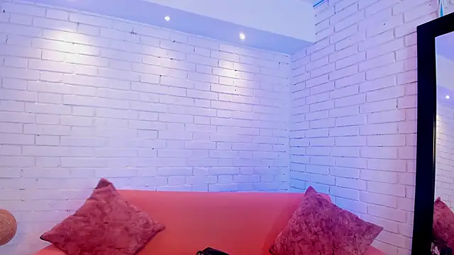 charlottewhitte online show from September 18, 2025, 11:35 am