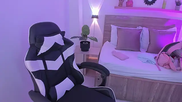 Snapshot of izaro22 chatting on October 16, 2025, 1:30 pm izaro22 online show from October 16, 2025, 1:30 pm