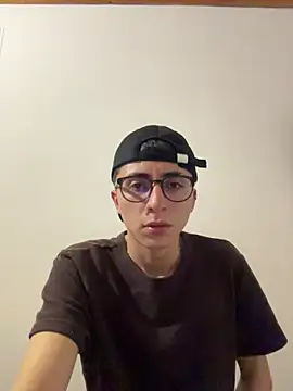 Snapshot of CamiRojas_boy chatting on November 17, 2025, 4:16 am CamiRojas boy online show from November 17, 2025, 4:16 am