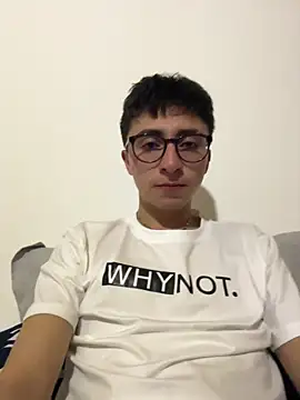 Snapshot of CamiRojas_boy chatting on October 31, 2025, 4:09 am CamiRojas boy online show from October 31, 2025, 4:09 am