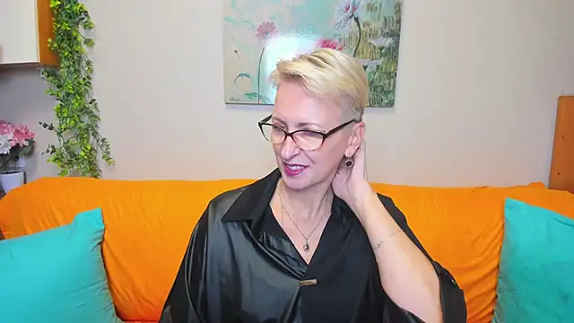 iamyourdream89 online show from November 17, 2025, 2:32 pm