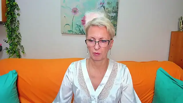 iamyourdream89 online show from October 13, 2025, 1:34 pm