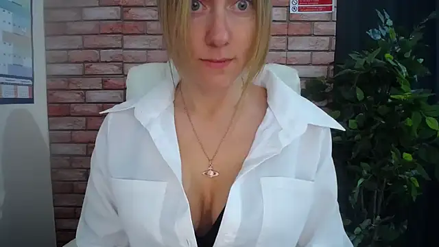 Snapshot of HarleyRebz chatting on October 27, 2025, 8:04 am HarleyRebz online show from October 27, 2025, 8:04 am