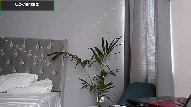 mini kunis online show from December 5, 2025, 4:05 pm