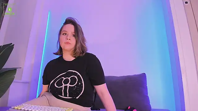 Snapshot of ErikaLust chatting on October 16, 2025, 4:32 am ErikaLust online show from October 16, 2025, 4:32 am