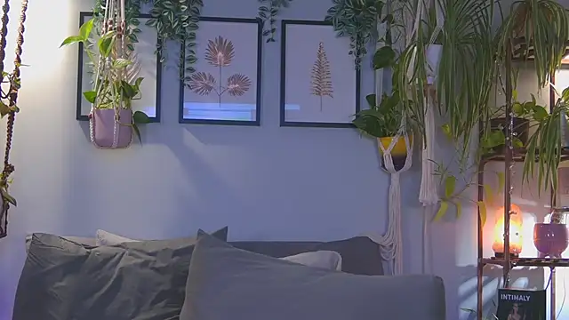 sunniedayz  online show from December 2, 2025, 2:52 pm