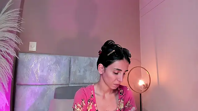 Nina Cavaali online show from December 15, 2025, 6:25 pm