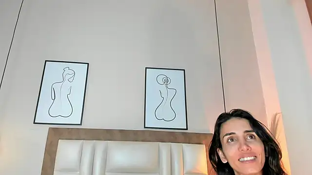 Nina Cavaali online show from November 23, 2025, 2:38 pm