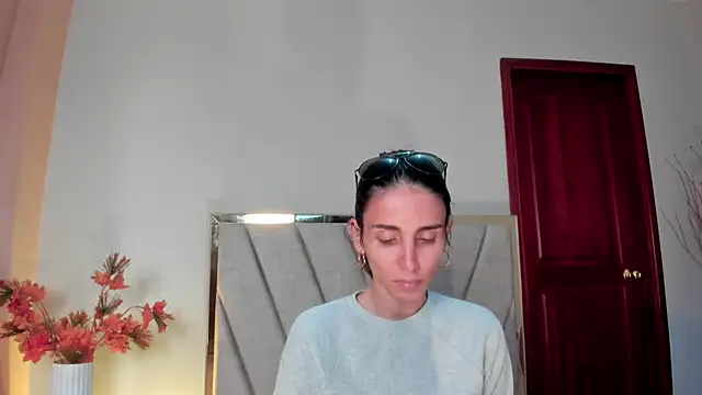 Nina Cavaali online show from December 4, 2025, 6:07 pm