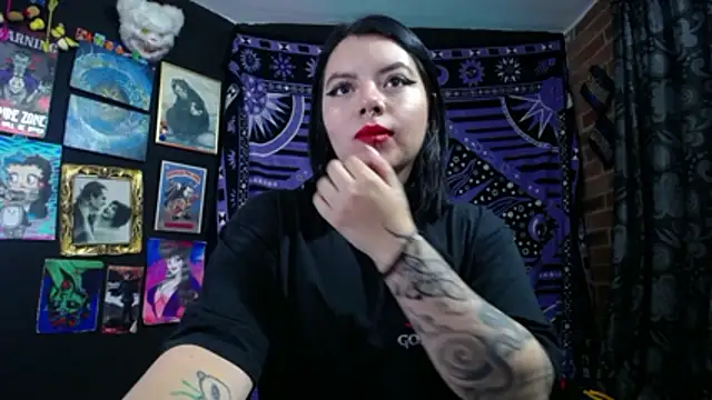 Snapshot of Yourmadame_P chatting on November 6, 2025, 12:25 am Yourmadame P online show from November 6, 2025, 12:25 am