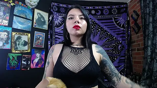 Snapshot of Yourmadame_P chatting on November 25, 2025, 11:48 pm Yourmadame P online show from November 25, 2025, 11:48 pm