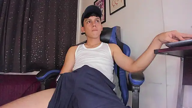 Snapshot of The_skinnyguys chatting on March 10, 2026, 10:36 pm The skinnyguys online show from March 10, 2026, 10:36 pm