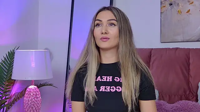 NicolLopeze online show from October 10, 2025, 4:08 pm