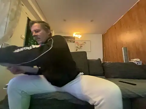 Snapshot of steveindahouse chatting on October 2, 2025, 2:42 pm steveindahouse online show from October 2, 2025, 2:42 pm