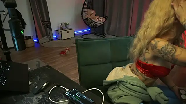 Snapshot of LaraPunkt chatting on October 15, 2025, 6:33 am LaraPunkt online show from October 15, 2025, 6:33 am