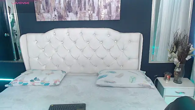 LiaVillalobos online show from September 22, 2025, 12:44 pm