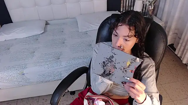 LiaVillalobos online show from December 22, 2025, 1:55 pm